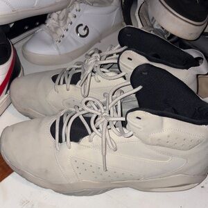 Nike Men's Athletic Shoes in Light Gray and Black